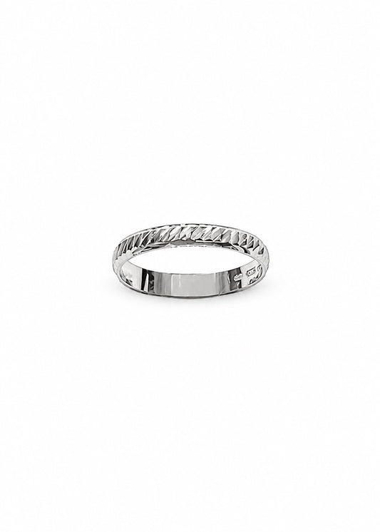 Anello fedina in oro bianco 18kt con disegni satinati.

Dimensione parte superiore anello 0,3 cm.

Disponibili più misure.