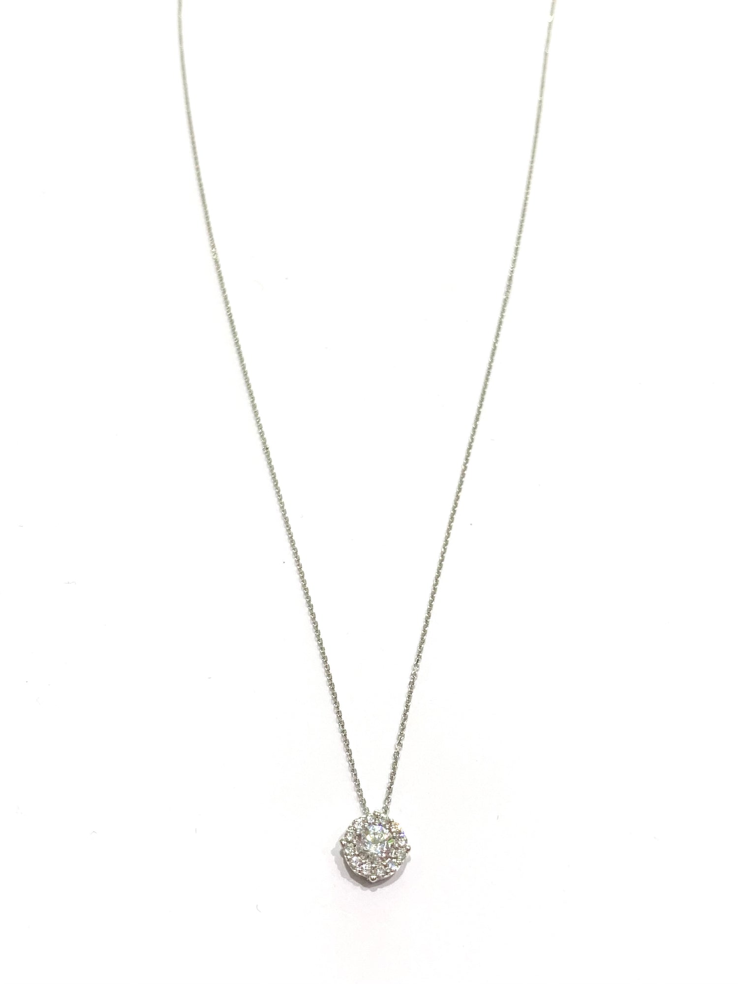 Collana in oro 18kt con zircone centrale circondato da piccoli zirconi.

Disponibile in oro giallo oppure oro bianco.

Lunghezza catena 42 cm.

Dimensione totale 0,6 cm.