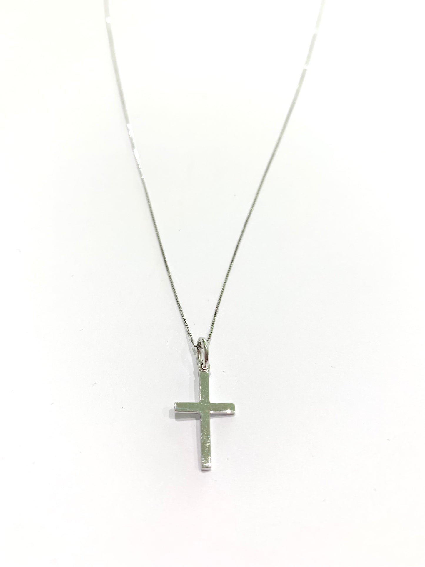 Collana in oro bianco 18kt con croce liscia.

Lunghezza catena 50 cm.

Lunghezza ciondolo 1x2 cm incluso anellino.
