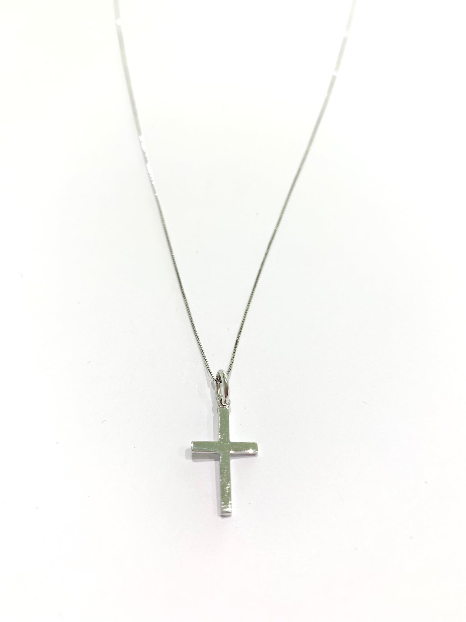 Collana in oro bianco 18kt con croce liscia.

Lunghezza catena 50 cm.

Lunghezza ciondolo 1x2 cm incluso anellino.
