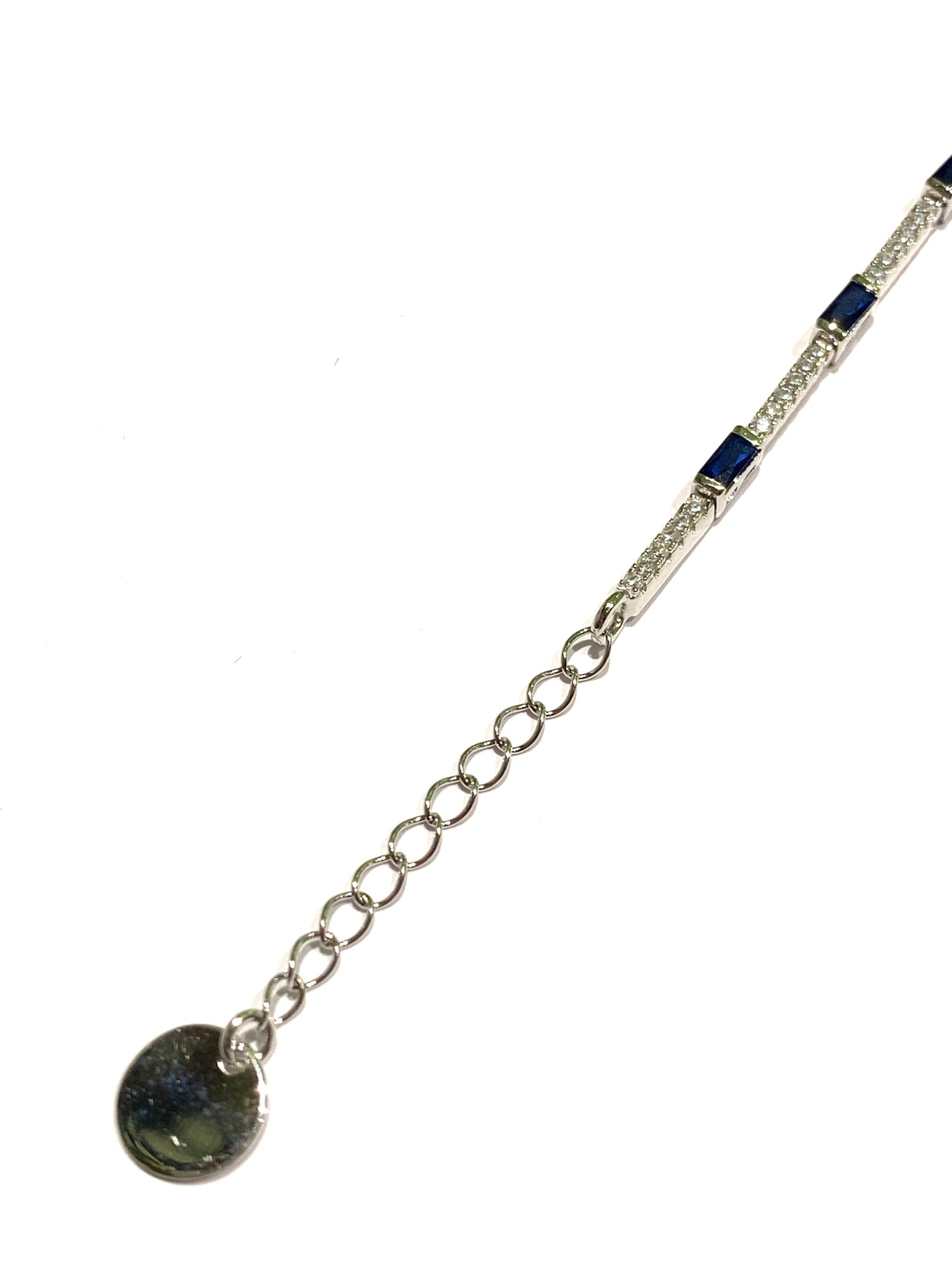 Bracciale tennis in argento con zirconi blu rettangolari alternati a sei piccoli zirconi bianchi.

Lunghezza regolabile da 17,5 a 20,5 cm.

Larghezza bracciale 0,2 cm. 
