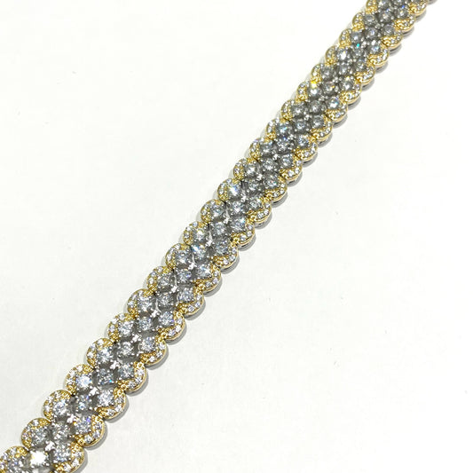 Bracciale in argento con maglia a catena ricoperta interamente da zirconi.
Lunghezza 18,5 cm.
Larghezza 1,2 cm.