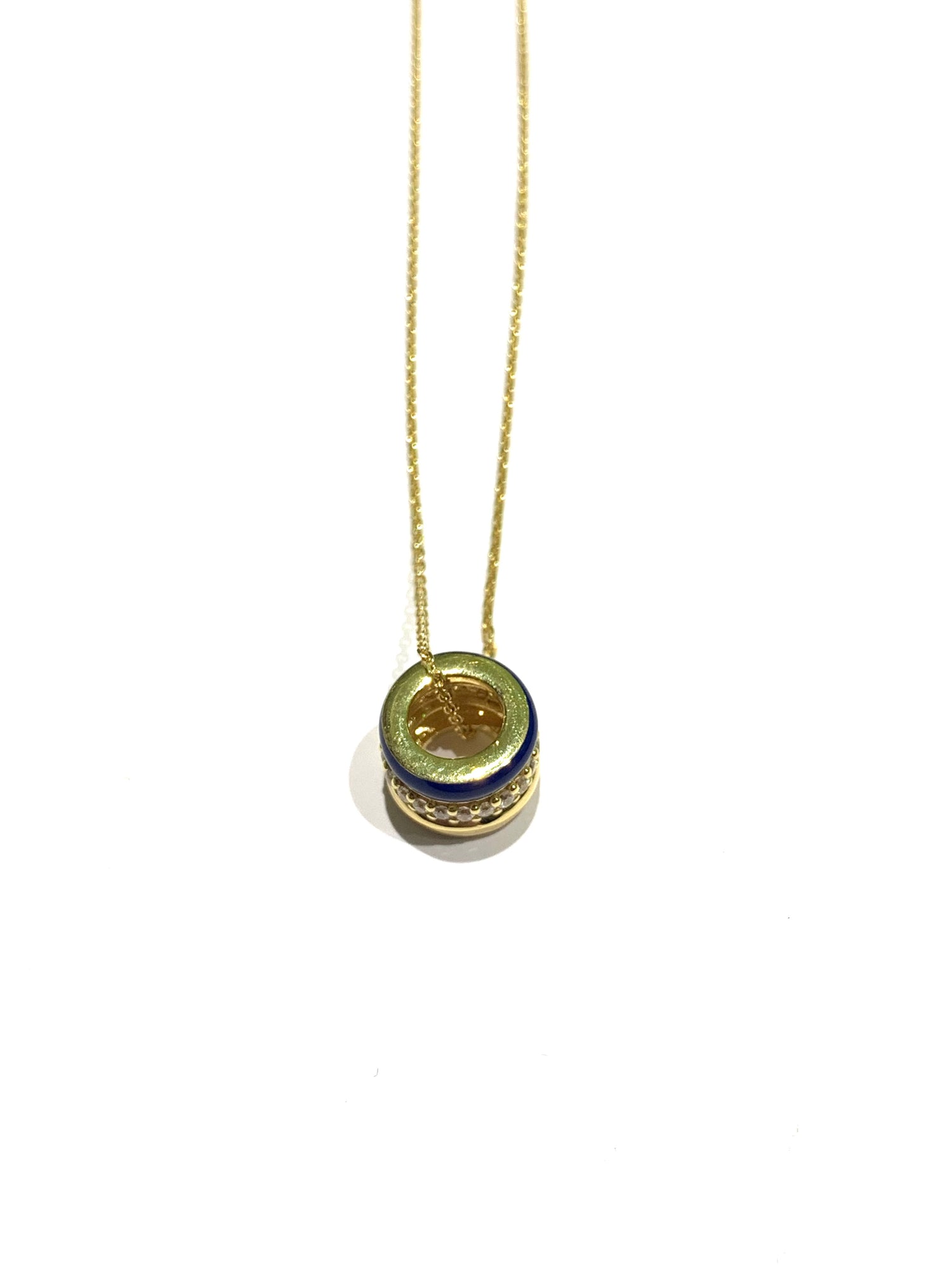 Collana in argento bagnata in oro giallo con ciondolo tondo. Esso é caratterizzato da tre strisce, di cui una smaltata blu, una impreziosita interamente da zirconi e una liscia in argento dorato.

Lunghezza catena regolabile a 40 cm oppure a 45 cm.

Dimensione ciondolo 1,3x1 cm.

Diametro interno del ciondolo 0,6 cm.
