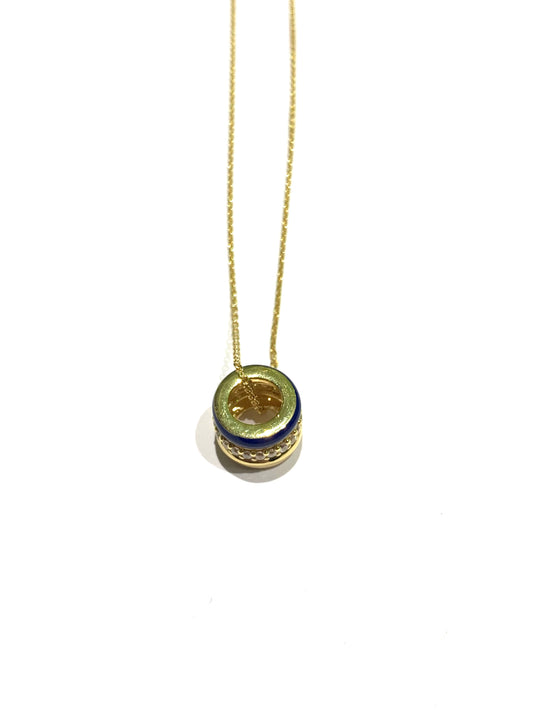 Collana in argento bagnata in oro giallo con ciondolo tondo. Esso é caratterizzato da tre strisce, di cui una smaltata blu, una impreziosita interamente da zirconi e una liscia in argento dorato.

Lunghezza catena regolabile a 40 cm oppure a 45 cm.

Dimensione ciondolo 1,3x1 cm.

Diametro interno del ciondolo 0,6 cm.
