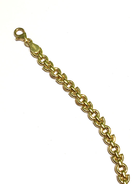 Bracciale in argento bagnato in oro giallo con maglia piatta.

Lunghezza regolabile da 17,5 a 19,5 cm.

Dimensione 0,5 cm.