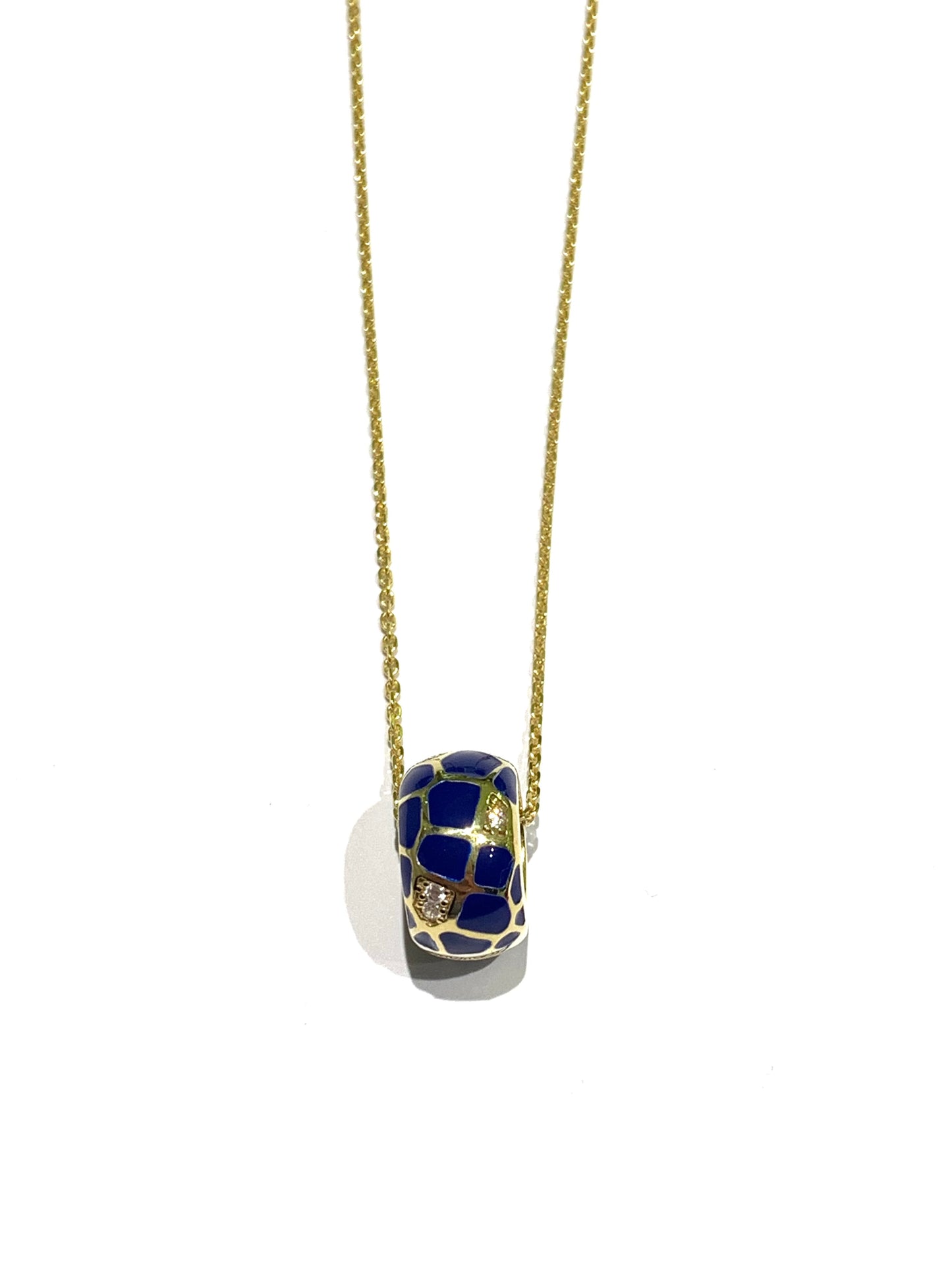 Collana in argento bagnata in oro giallo con ciondolo tondo ricoperto da smalto blu e zirconi.

Lunghezza catena regolabile a 40 cm oppure a 45 cm.

Dimensione ciondolo 1,3 cm.

Diametro interno del ciondolo 0,6 cm.