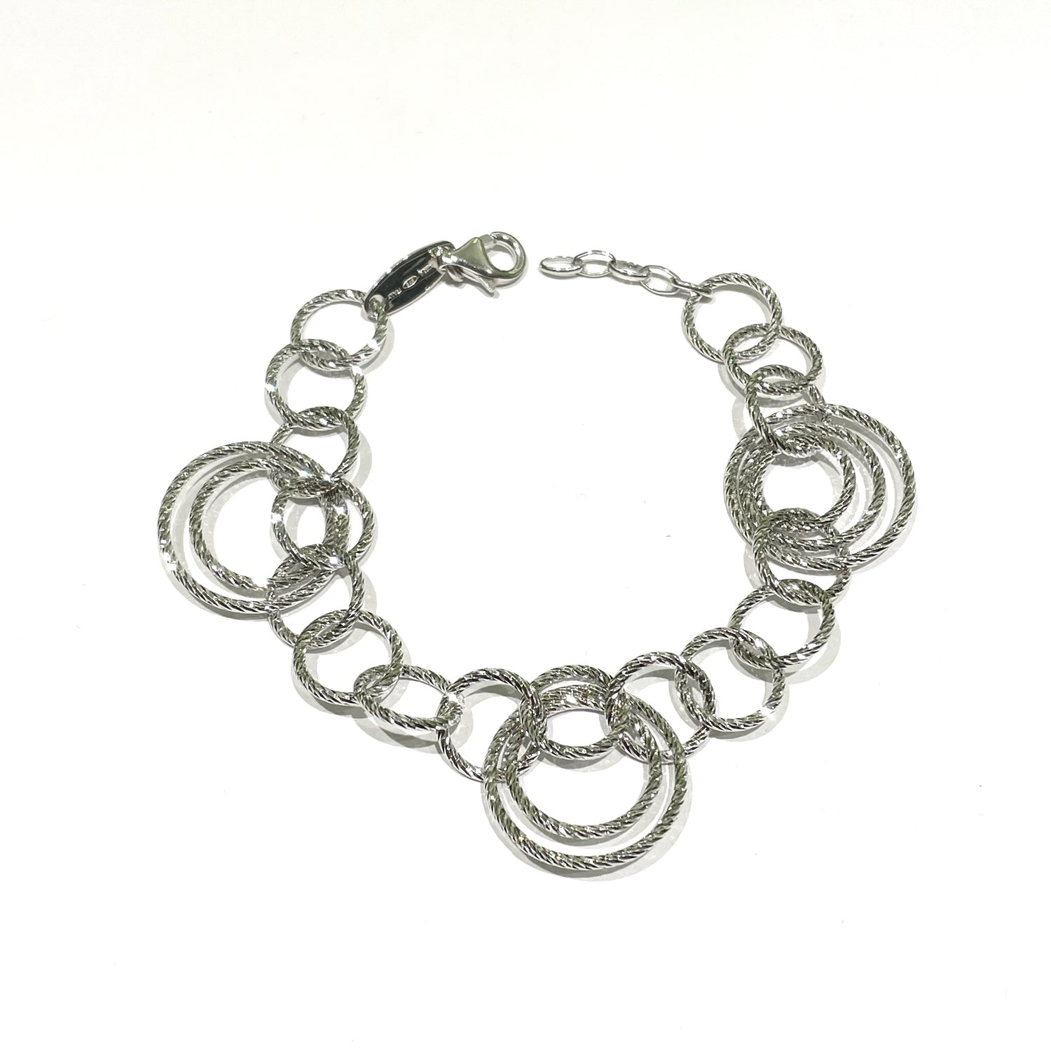 Bracciale in argento con anelli satinati.

Lunghezza 19 cm regolabile fino a 21 cm.

Dimensione anello più grande 2 cm.

Dimensione anello più piccolo 1 cm.
