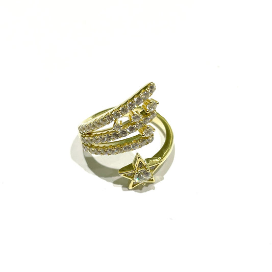 Anello in argento dorato con stella e zirconi.

Dimensione cuore 1 cm. 

Misura regolabile 13 a 15. 