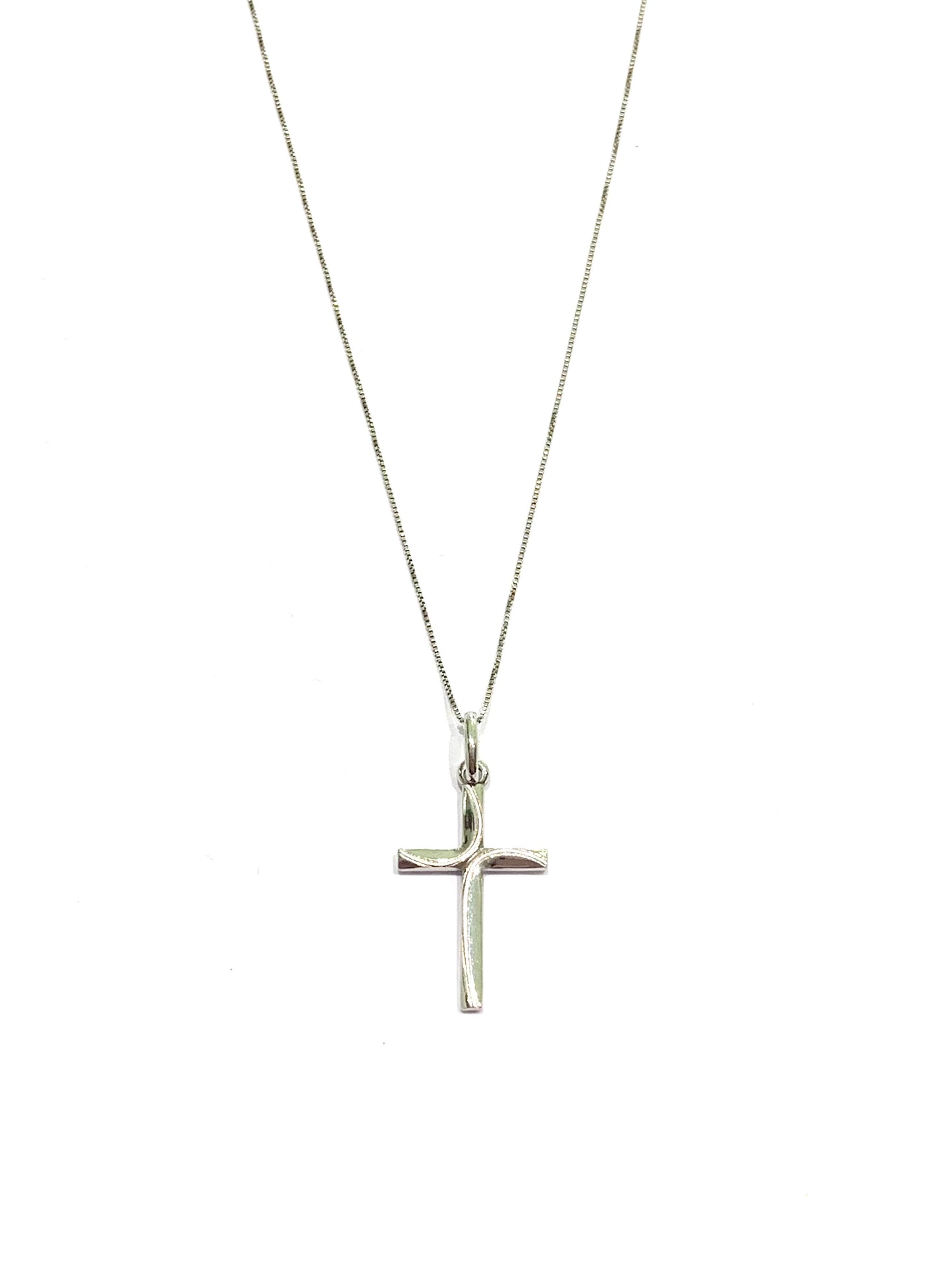 Collana in oro bianco 18kt con croce, da un lato liscia dall’altro con piccole onde. 

Lunghezza catena 42 cm.

Lunghezza ciondolo 1,2x2,5 cm incluso anellino.
