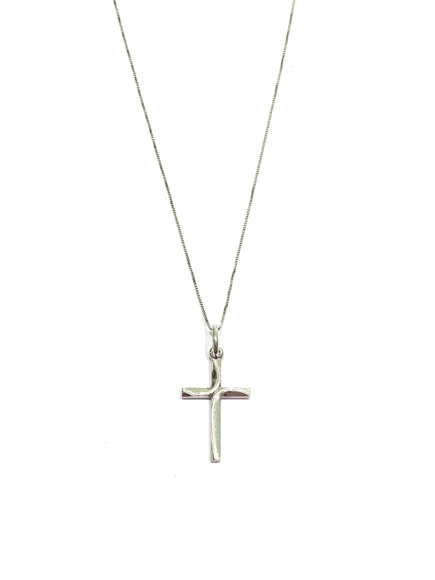 Collana in oro bianco 18kt con croce, da un lato liscia dall’altro con piccole onde. 

Lunghezza catena 42 cm.

Lunghezza ciondolo 1,2x2,5 cm incluso anellino.