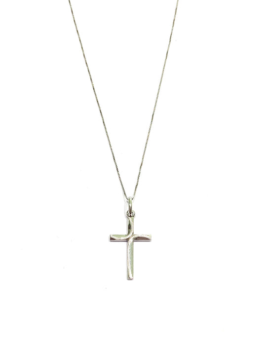 Collana in oro bianco 18kt con croce, da un lato liscia dall’altro con piccole onde.
Lunghezza catena 42 cm.
Lunghezza ciondolo 1,2x2,5 cm incluso anellino.