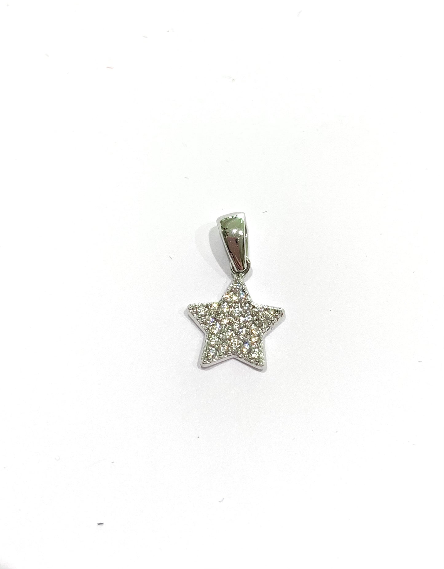 Ciondolo per collana in oro bianco 18kt con stella ricoperta da zirconi.

Dimensione 1 cm.