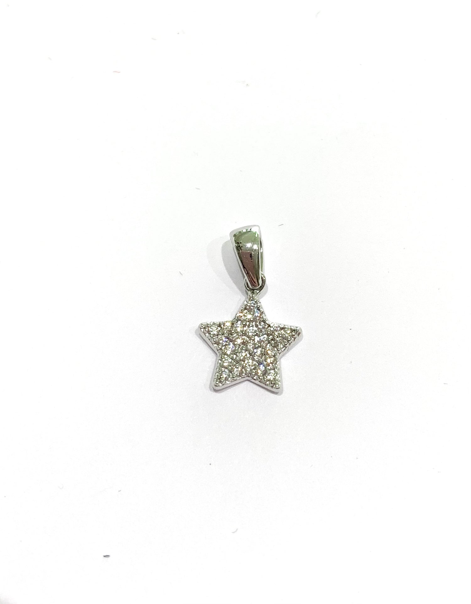 Ciondolo per collana in oro bianco 18kt con stella ricoperta da zirconi.

Dimensione 1 cm.