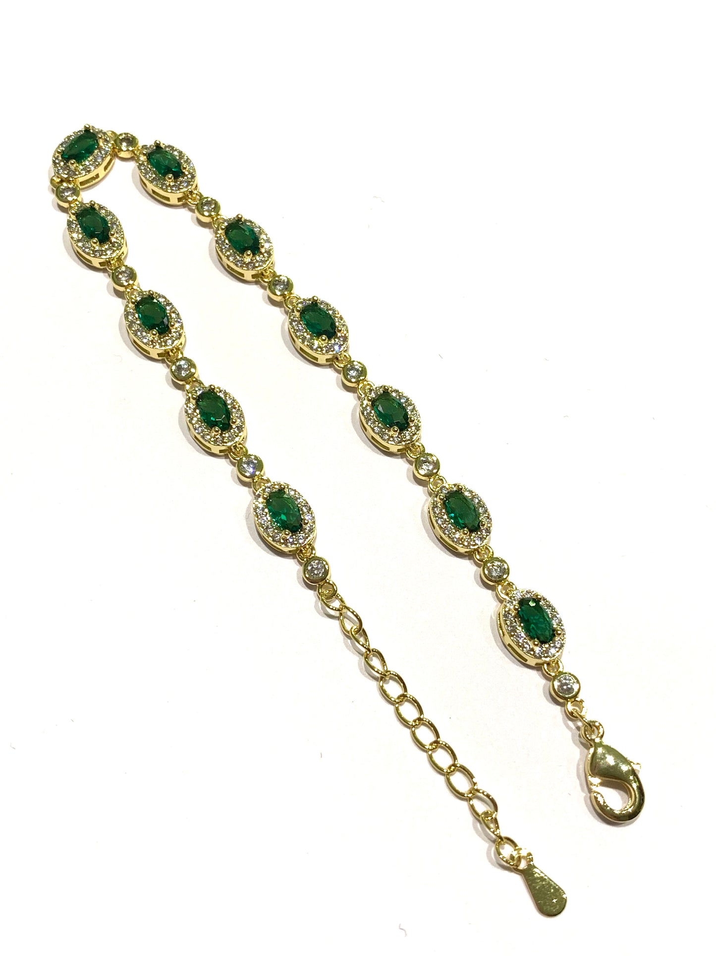 Bracciale tennis in argento bagnato in oro con zirconi colorati alternati da piccoli punti luce di zirconi.

Disponibile in colore verde smeraldo oppure lilla ametista.

Lunghezza regolabile da 16 a 19 cm. 

Dimensioni zirconi 0,5 cm.