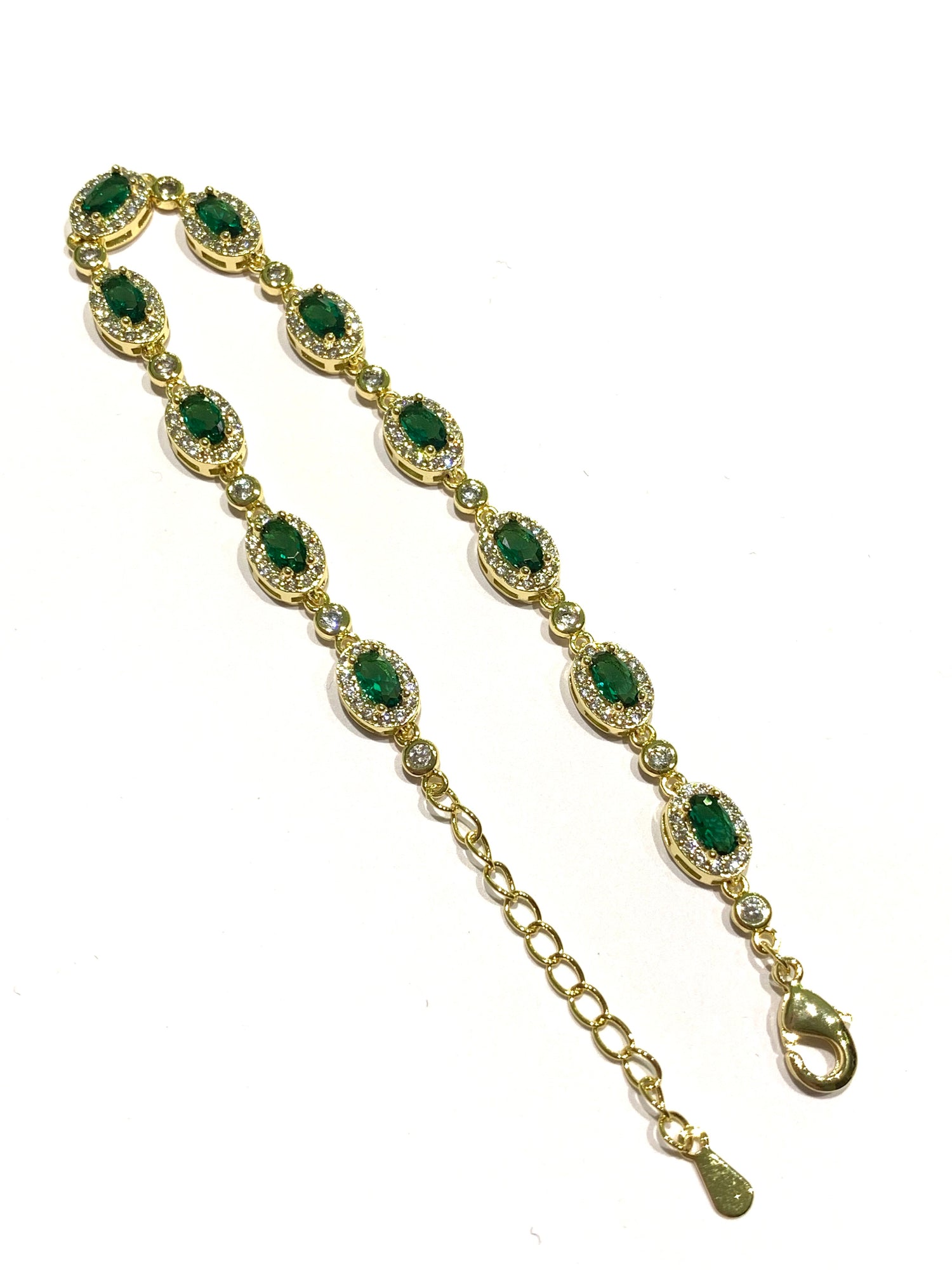 Bracciale tennis in argento bagnato in oro con zirconi colorati alternati da piccoli punti luce di zirconi.

Disponibile in colore verde smeraldo oppure lilla ametista.

Lunghezza regolabile da 16 a 19 cm. 

Dimensioni zirconi 0,5 cm.