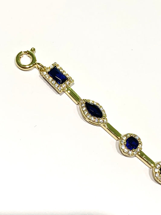 Bracciale tennis in argento bagnato in oro con zirconi blu colore zaffiro alternati da piccole barrette lisce.
Lunghezza 17,5 cm allungabile a 20,5 cm.
Dimensioni zirconi 0,5 cm.