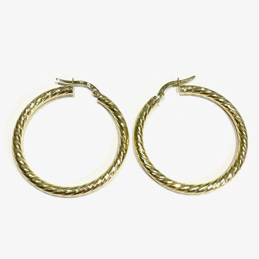 Orecchini a cerchi in oro giallo 18kt con effetto satinato.
Diametro interno 3 cm.
Spessore 0,3 cm.
Chiusura a baionetta.