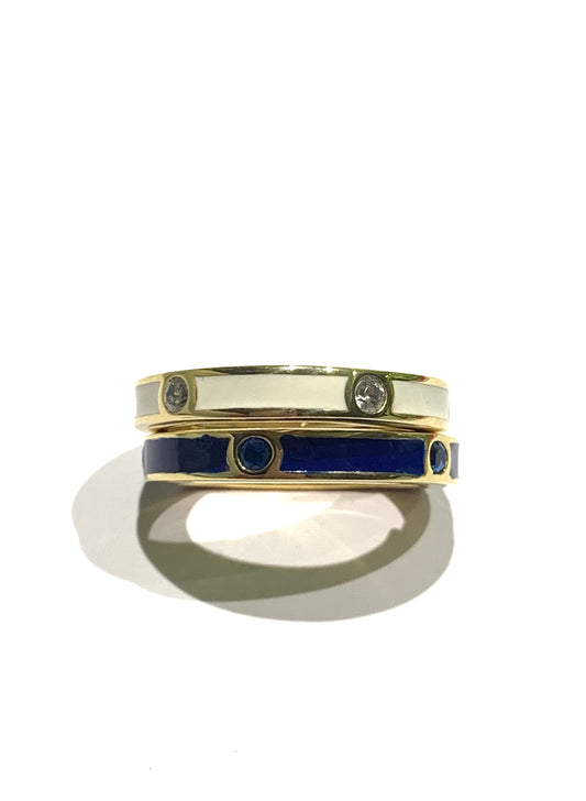 Anello in argento bagnato in oro giallo ricoperto interamente da smalto alternato da piccoli zirconi.
Disponibile in due colori: blu o bianco.
All’interno sono presenti le alette per regolare la misura.
Misura regolabile da 12 a 14.
Larghezza anello 0,3 cm.