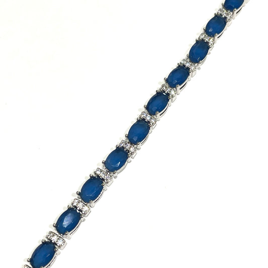 Bracciale tennis in argento con zirconi bianchi e blu.
Lunghezza 18,5 cm.
Dimensione zirconi 0,4 cm.