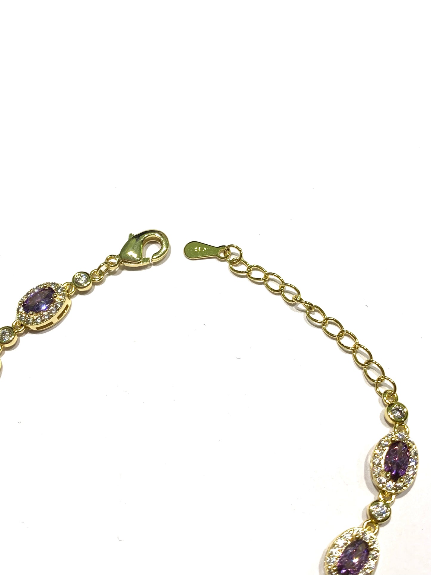 Bracciale tennis in argento bagnato in oro con zirconi colorati alternati da piccoli punti luce di zirconi.

Disponibile in colore verde smeraldo oppure lilla ametista.

Lunghezza regolabile da 16 a 19 cm. 

Dimensioni zirconi 0,5 cm.