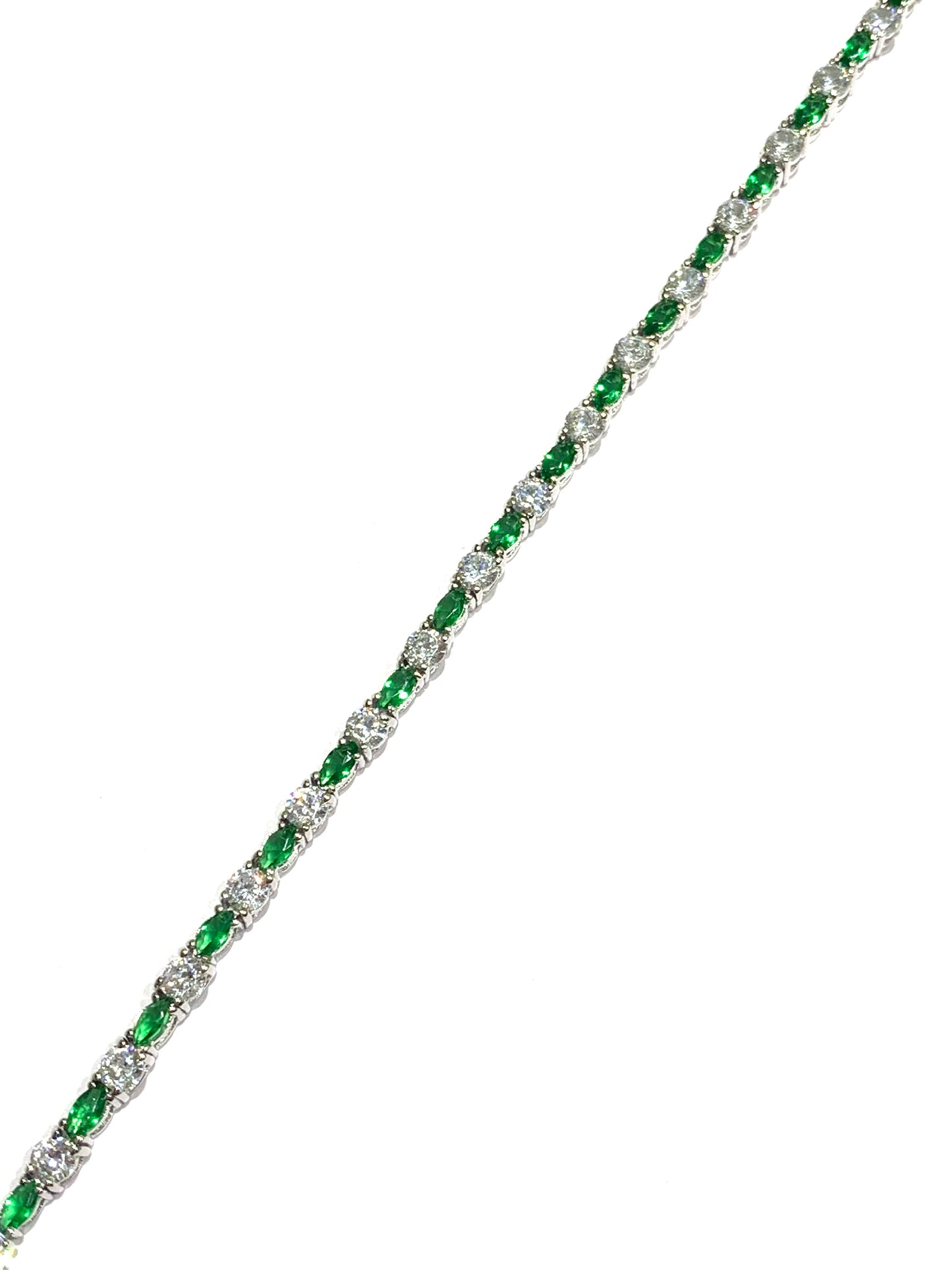Bracciale tennis in argento con zirconi a goccia colorati alternati a zirconi bianchi tondi.

Disponibile in due colori: verde e magenta.

Lunghezza regolabile da 17 a 20 cm.

Dimensione zirconi 0,3 cm.