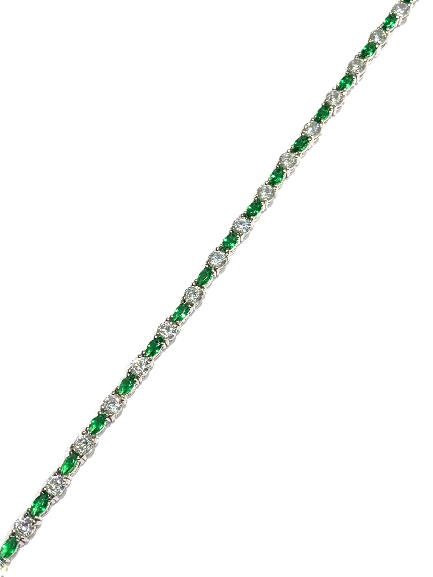 Bracciale tennis in argento con zirconi a goccia colorati alternati a zirconi bianchi tondi.

Disponibile in due colori: verde e magenta.

Lunghezza regolabile da 17 a 20 cm.

Dimensione zirconi 0,3 cm.