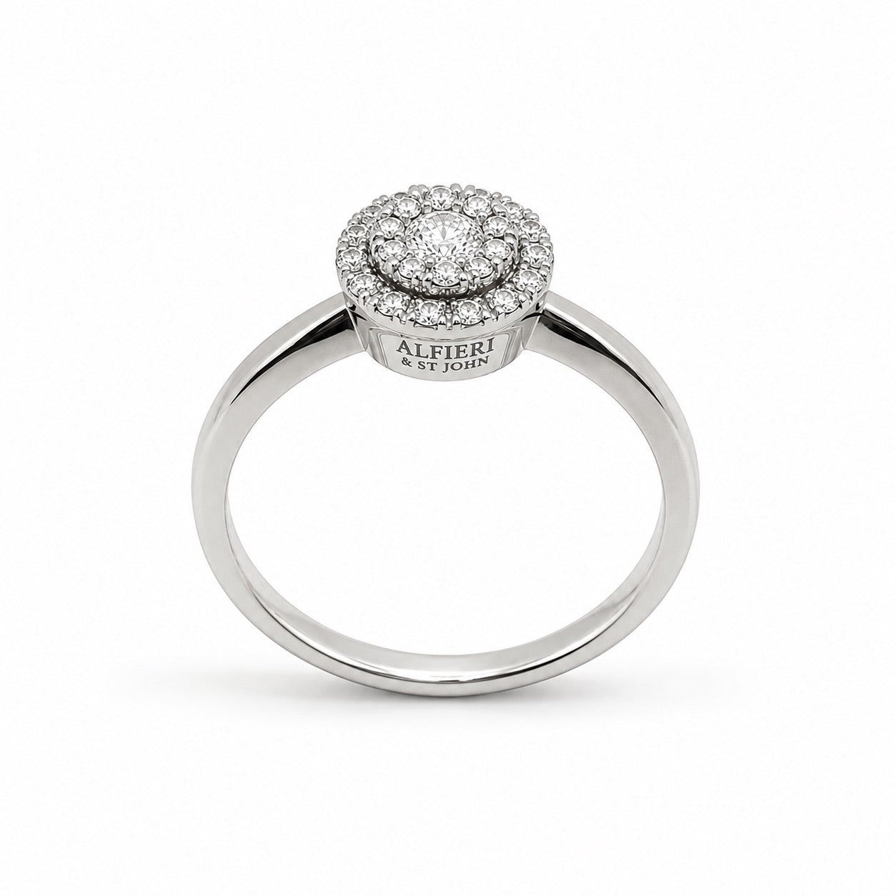 Anello in oro bianco 18kt con diamante solitario circondato da due giri di piccoli diamanti.

Marchio Alfieri & St John.

Caratura diamanti 0,43.

Dimensione 0,7 cm.

Misura 14.