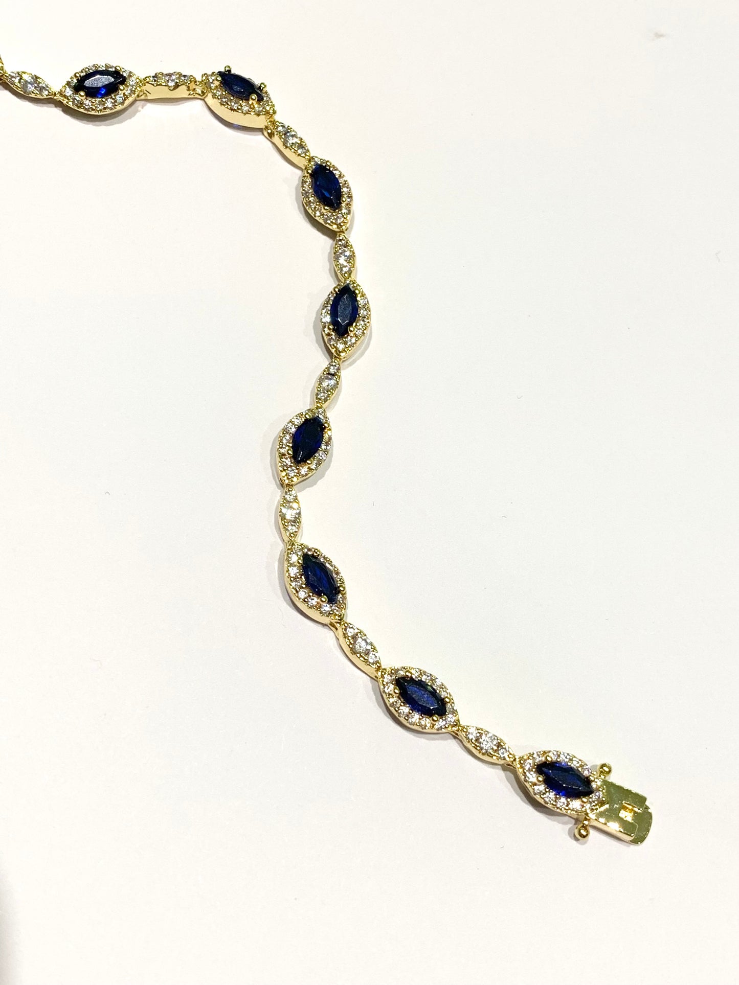 Bracciale tennis in argento bagnato in oro con zirconi blu colore zaffiro alternati da piccole barrette ricoperte da zirconi.

Lunghezza 19 cm. 

Dimensioni zirconi 0,5 cm.