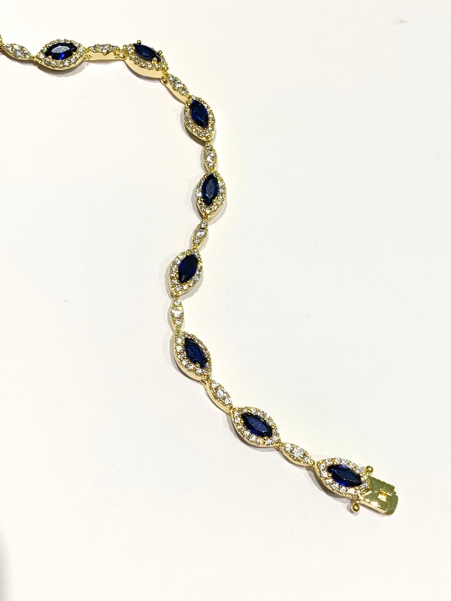 Bracciale tennis in argento bagnato in oro con zirconi blu colore zaffiro alternati da piccole barrette ricoperte da zirconi.

Lunghezza 19 cm. 

Dimensioni zirconi 0,5 cm.