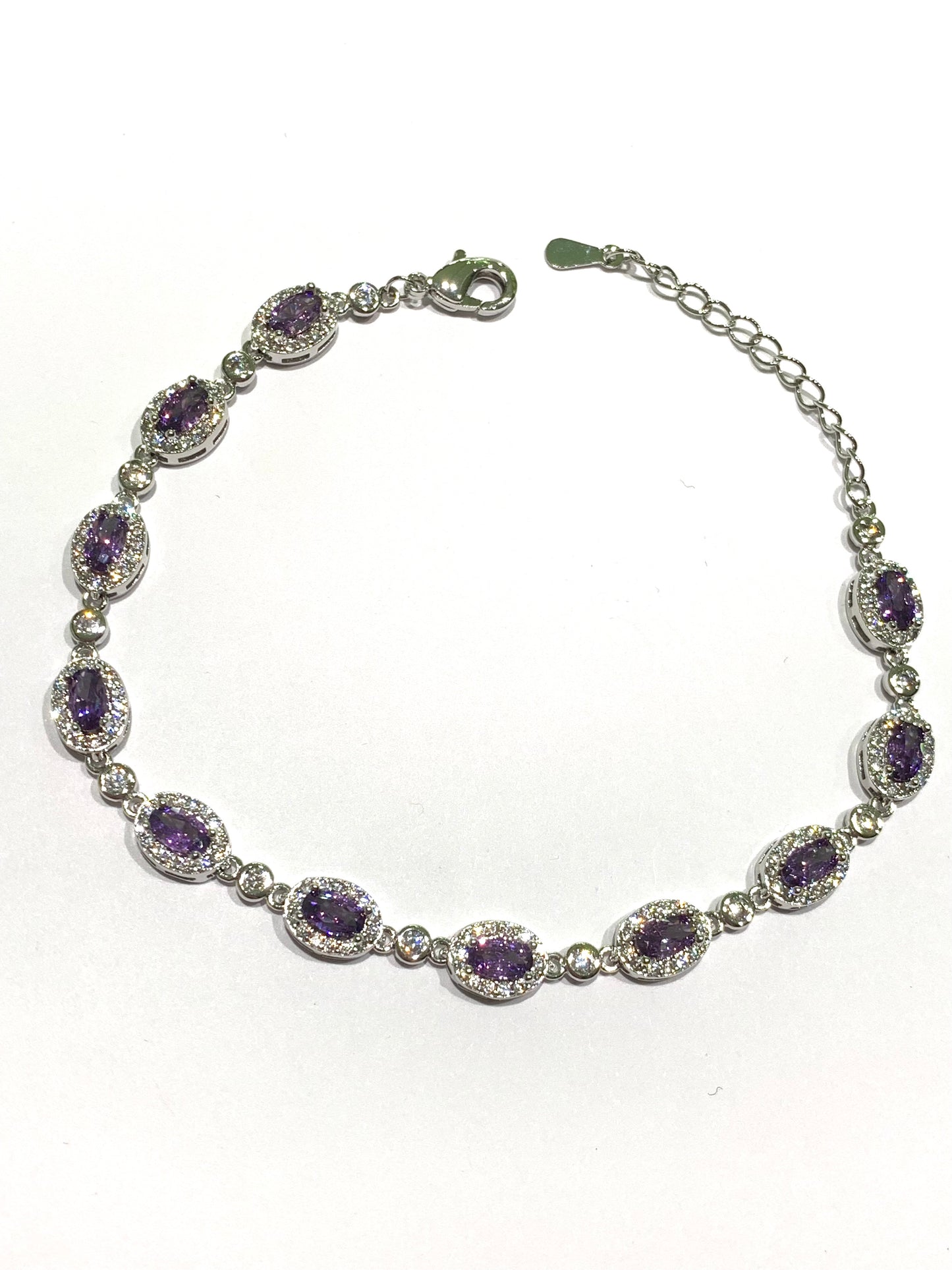 Bracciale tennis in argento con zirconi colorati circondati da zirconi bianchi. Disponibile nel colore rosso rubino oppure lilla ametista.
Lunghezza regolabile da 16 a 19 cm. 

Dimensione zirconi 0,5 cm.