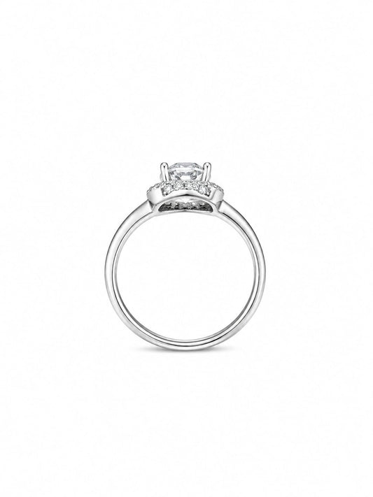 Anello solitario a forma quadrata in oro bianco 9kt con zircone centrale circondato da piccoli zirconi bianchi.
Dimensione totale 0,8 cm.
Misura 14.