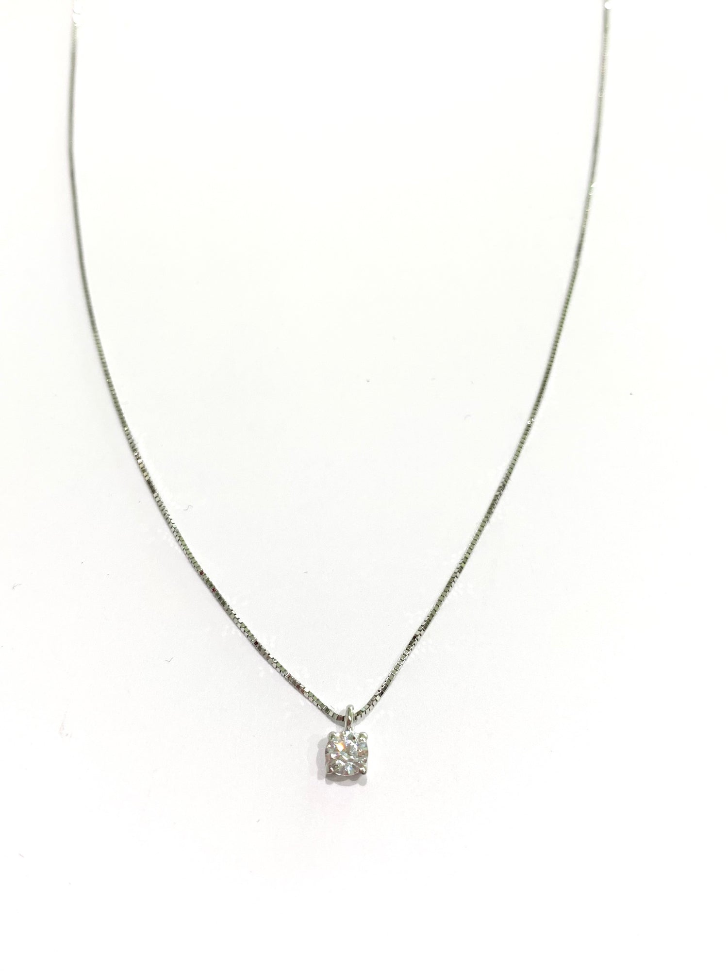 Collana in oro bianco 18kt con uno zircone punto luce.

Lunghezza catena 42 cm.

Dimensione zircone 0,3 cm.