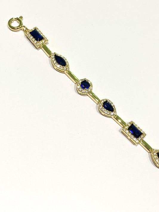 Bracciale tennis in argento bagnato in oro con zirconi blu colore zaffiro alternati da piccole barrette lisce.

Lunghezza 17,5 cm allungabile a 20,5 cm. 

Dimensioni zirconi 0,5 cm.