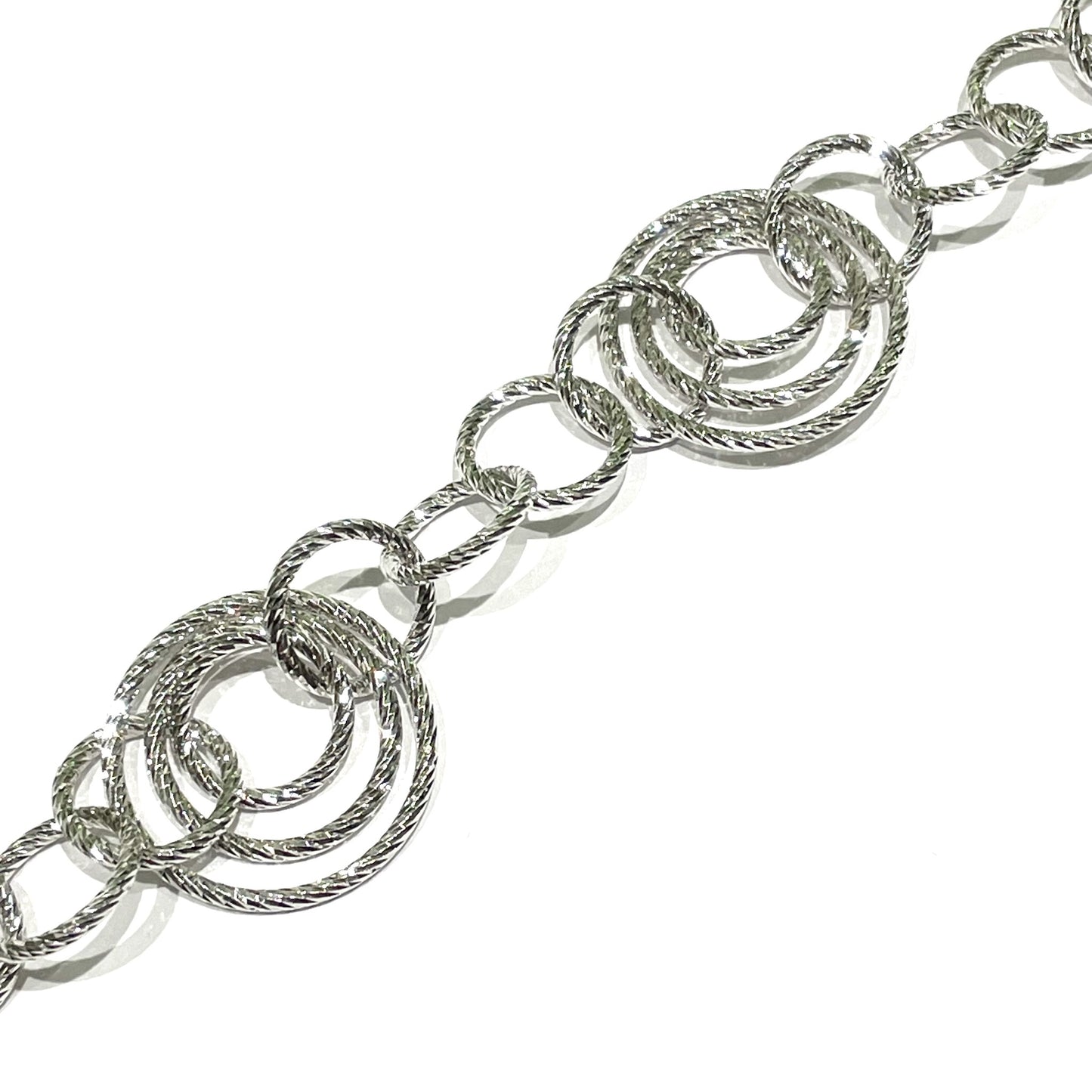Bracciale in argento con anelli satinati.

Lunghezza 19 cm regolabile fino a 21 cm.

Dimensione anello più grande 2 cm.

Dimensione anello più piccolo 1 cm.
