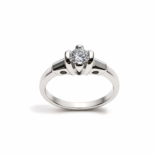 Anello solitario in oro bianco 18kt con zircone tondo fermato da quattro griffes larghe.
Dimensione zircone 0,4 cm.
Misura 16.