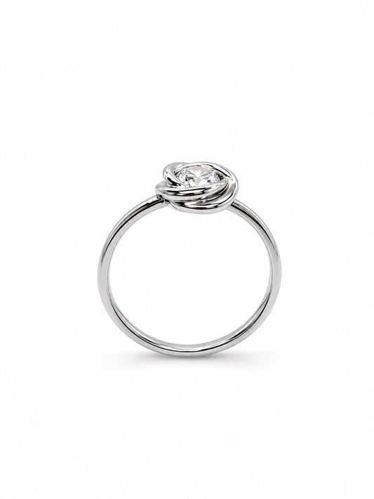 Anello in oro bianco 18kt con nodo e zircone centrale.

Dimensione totale 0,8 cm.

Misura 13.