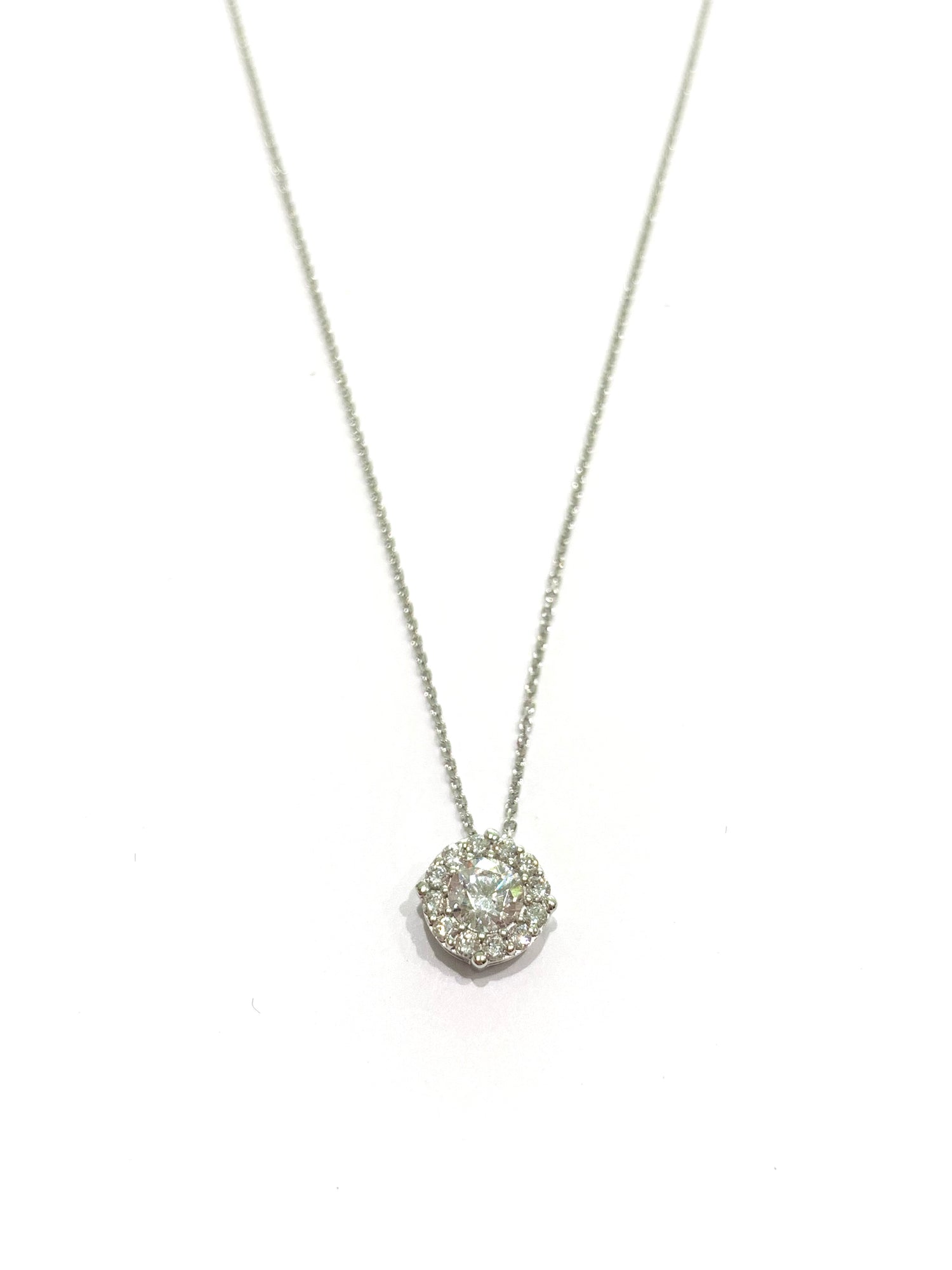 Collana in oro 18kt con zircone centrale circondato da piccoli zirconi.

Disponibile in oro giallo oppure oro bianco.

Lunghezza catena 42 cm.

Dimensione totale 0,6 cm.