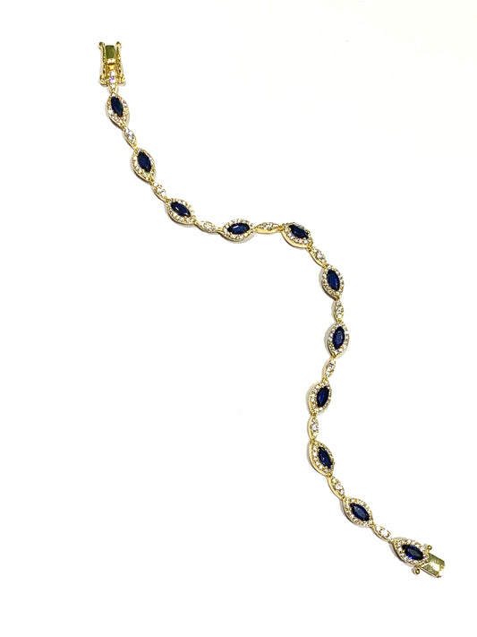 Bracciale tennis in argento bagnato in oro con zirconi blu colore zaffiro alternati da piccole barrette ricoperte da zirconi.

Lunghezza 19 cm. 

Dimensioni zirconi 0,5 cm.