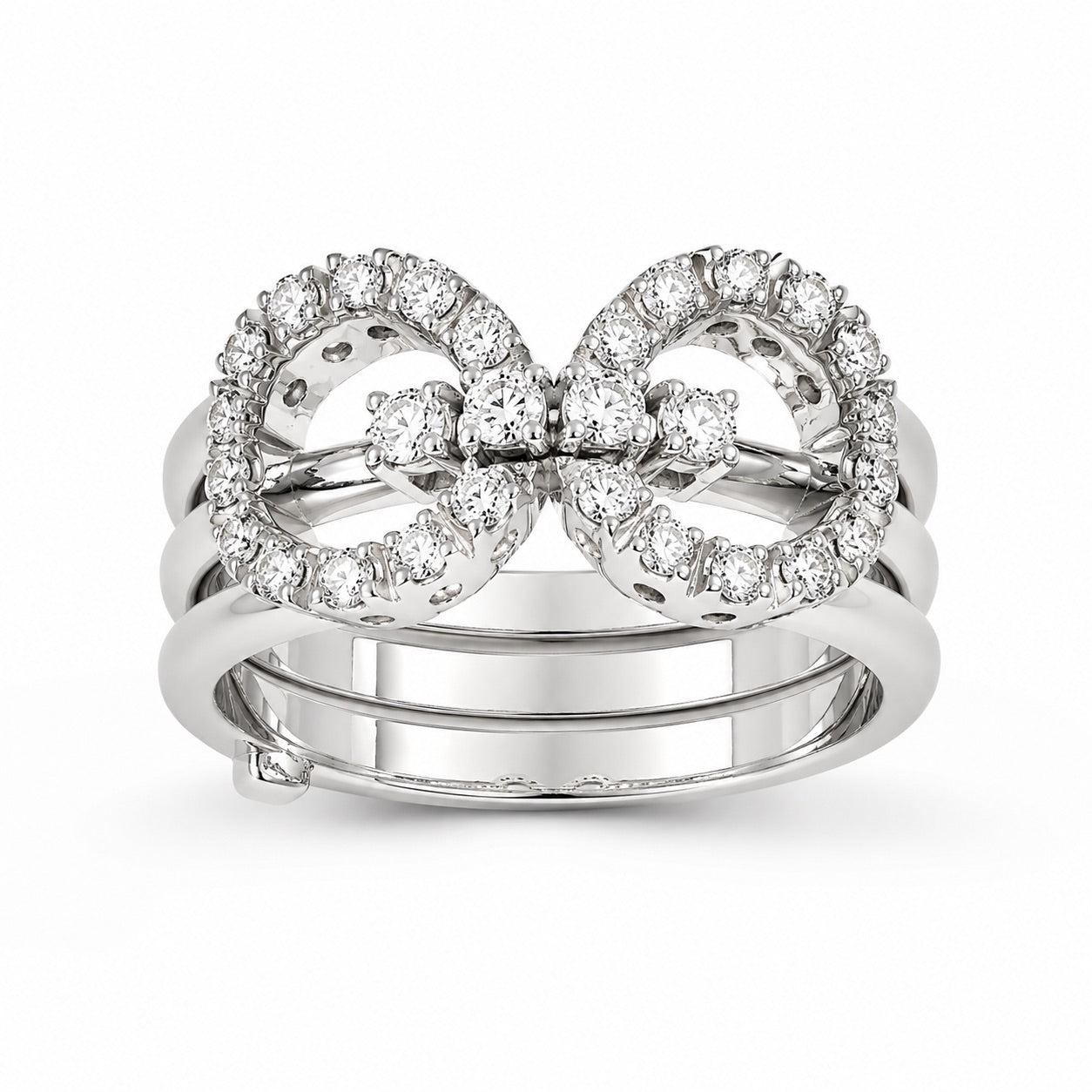 Anello in oro bianco 18kt composto da tre anelli mobili che formano il simbolo dell'infinito, ricoperto interamente da diamanti. 

Marchio Gianni Carità.

Caratura diamanti 0,50.

Dimensione infinito 1,5x1 cm.

Misura 16.


