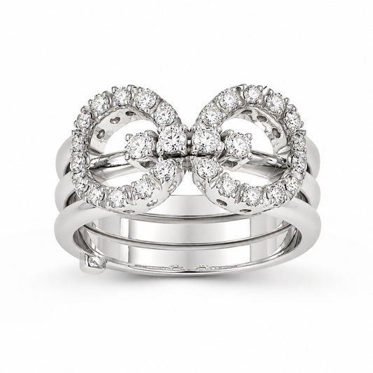 Anello in oro bianco 18kt composto da tre anelli mobili che formano il simbolo dell'infinito, ricoperto interamente da diamanti.
Marchio Gianni Carità.
Caratura diamanti 0,50.
Dimensione infinito 1,5x1 cm.
Misura 16.