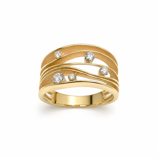 Anello in oro giallo 18kt a fascia larga con sei lamelle sottili impreziosite da cinque diamanti.
Diamanti 0,28 carati.
Larghezza fascia 1,2 cm.
Misura 16.