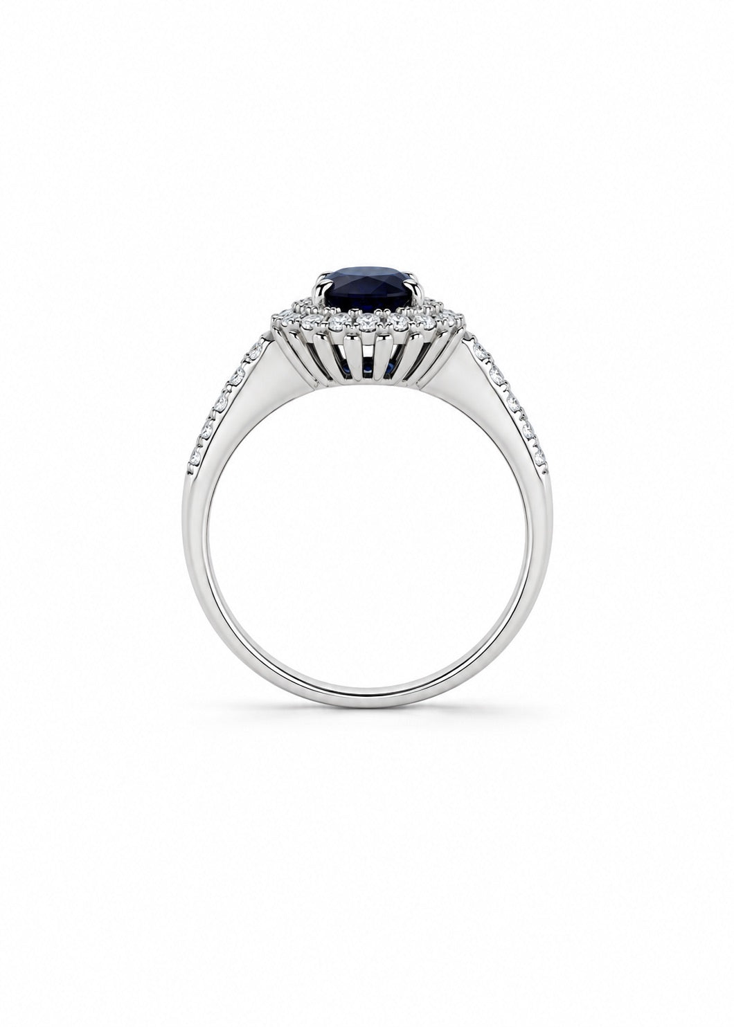 Anello in oro bianco 18kt con zircone centrale tondo colore zaffiro circondato da piccoli zirconi bianchi. 

Dimensione totale 1 cm.

Misura 14.