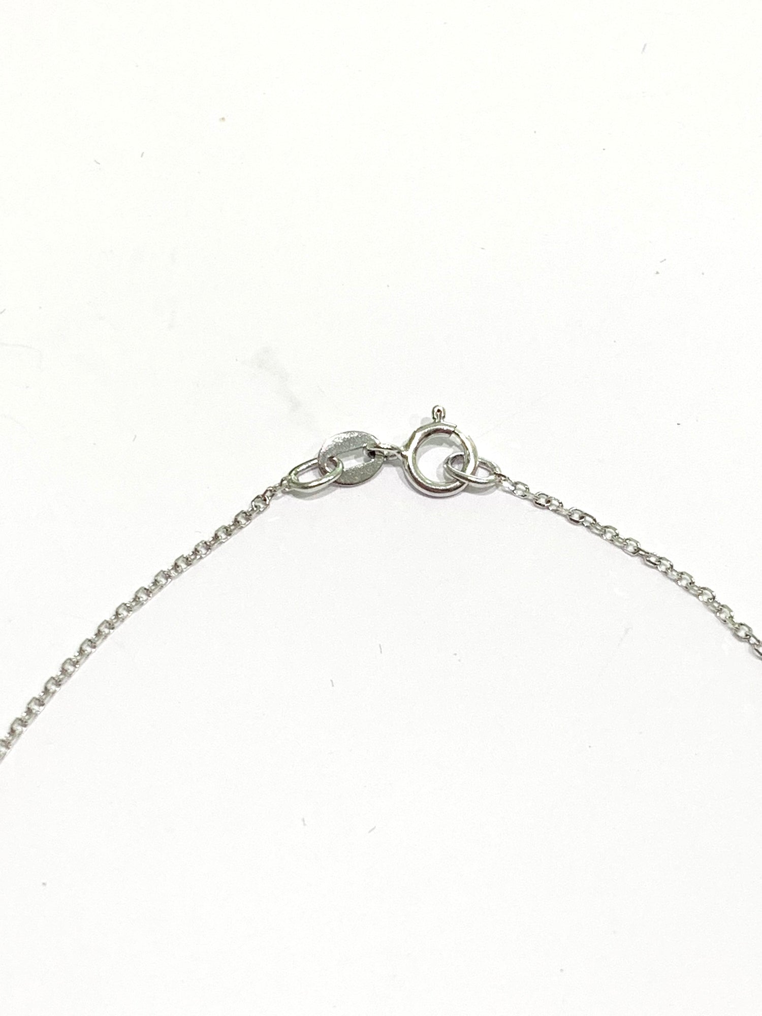 Collana in oro bianco 18kt con infinito ricoperto interamente da zirconi.

Lunghezza catena 42 cm.

Dimensioni infinito 0,6x2 cm incluso anellino.
