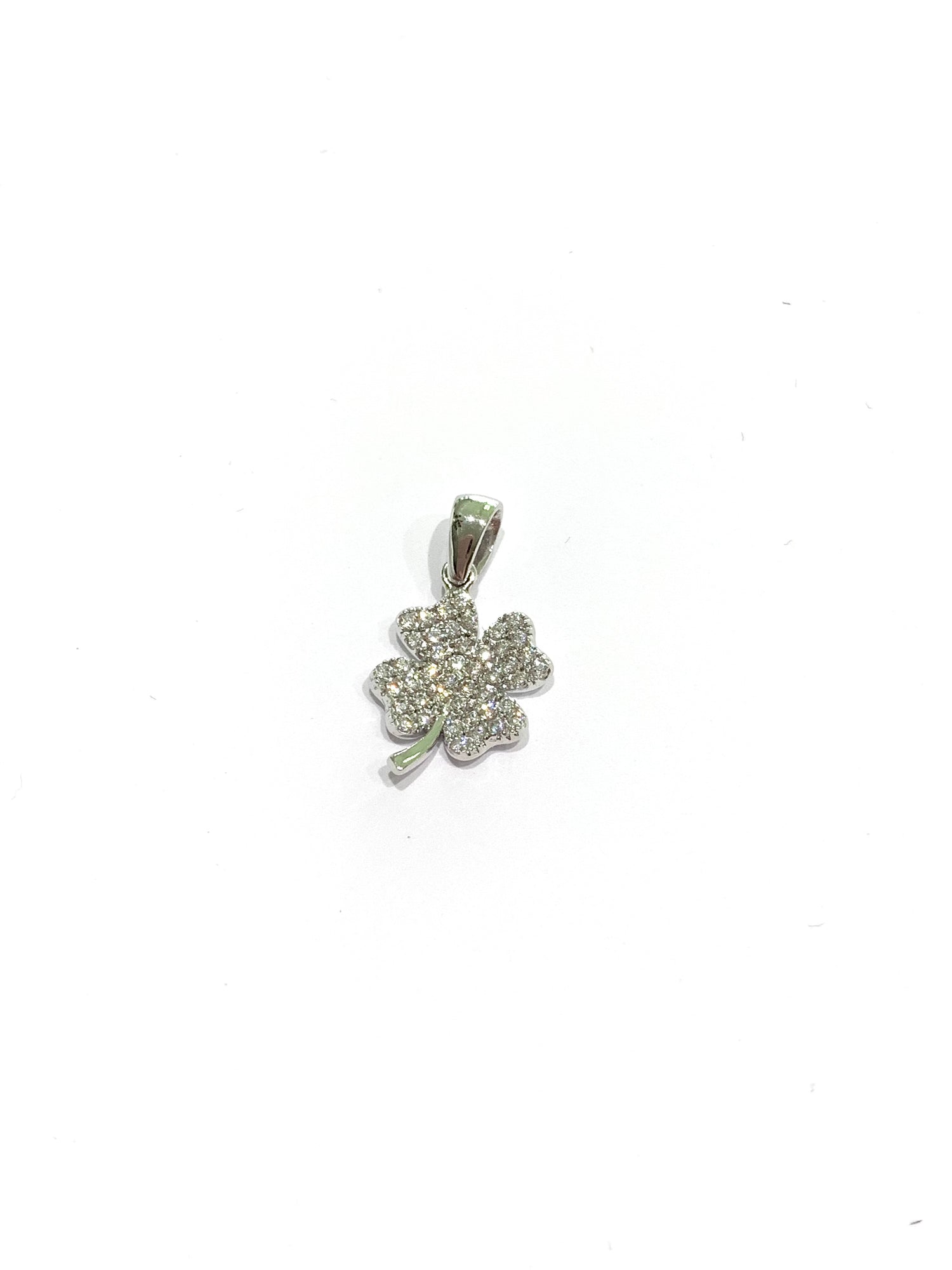 Ciondolo per collana in oro bianco 18kt con quadrifoglio ricoperta da zirconi.

Dimensione 1 cm.