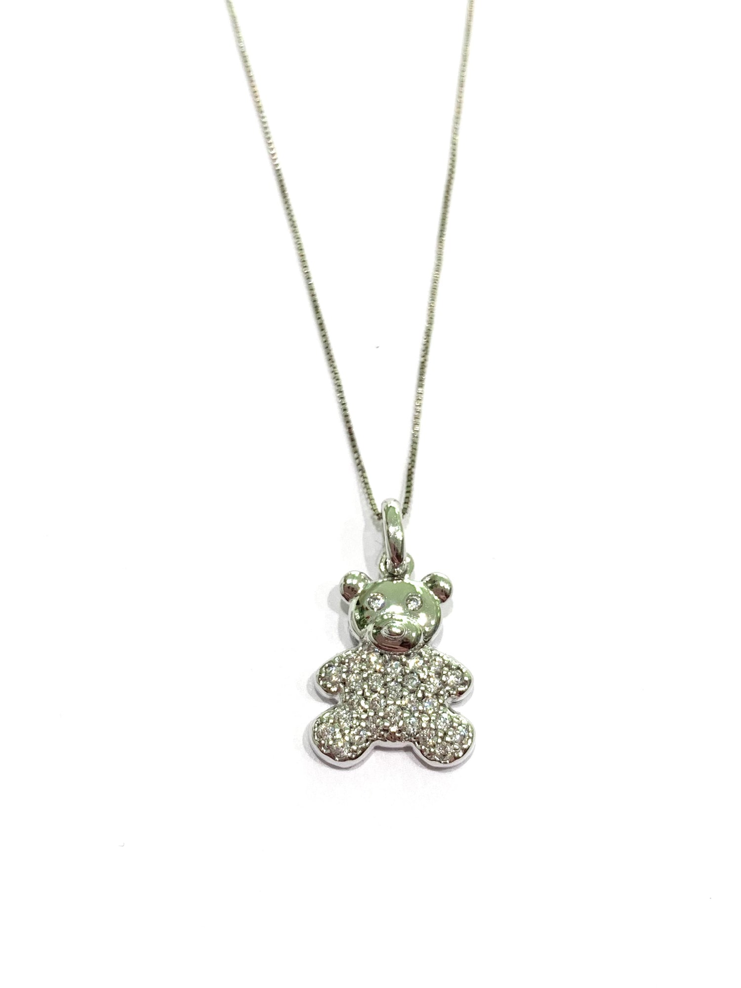 Collana oro bianco 18kt con orsetto ricoperto da zirconi.

Lunghezza catena 45 cm.

Dimensioni ciondolo 1x1,5 cm.
