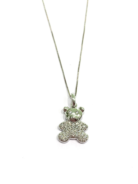 Collana oro bianco 18kt con orsetto ricoperto da zirconi.
Lunghezza catena 45 cm.
Dimensioni ciondolo 1x1,5 cm.
