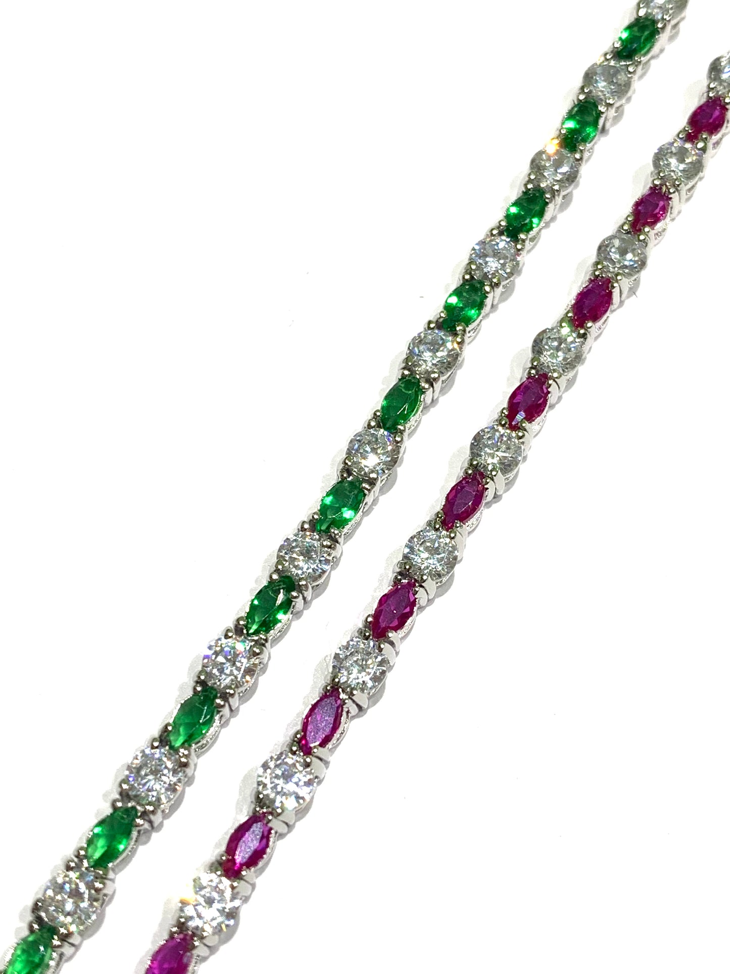 Bracciale tennis in argento con zirconi a goccia colorati alternati a zirconi bianchi tondi.

Disponibile in due colori: verde e magenta.

Lunghezza regolabile da 17 a 20 cm.

Dimensione zirconi 0,3 cm.
