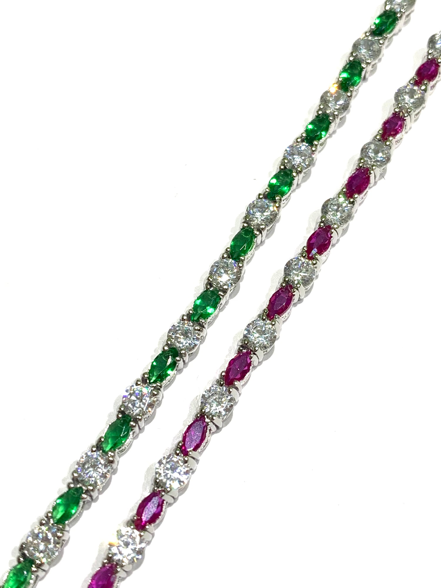 Bracciale tennis in argento con zirconi a goccia colorati alternati a zirconi bianchi tondi.

Disponibile in due colori: verde e magenta.

Lunghezza regolabile da 17 a 20 cm.

Dimensione zirconi 0,3 cm.