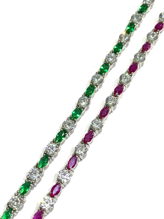 Bracciale tennis in argento con zirconi a goccia colorati alternati a zirconi bianchi tondi.
Disponibile in due colori: verde e magenta.
Lunghezza regolabile da 17 a 20 cm.
Dimensione zirconi 0,3 cm.
