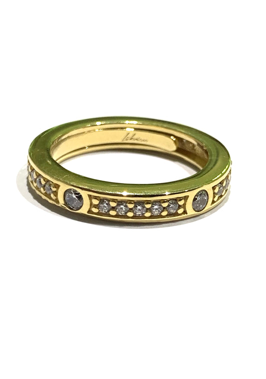 Anello in argento bagnato in oro giallo interamente ricoperto da zirconi bianchi.
All’interno sono presenti le alette per regolare la misura.
Misura regolabile da 14 a 16.
Larghezza anello 0,4 cm.